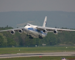 Antonov 124 transporta incarcaturi periculoase de pe Henri Coanda