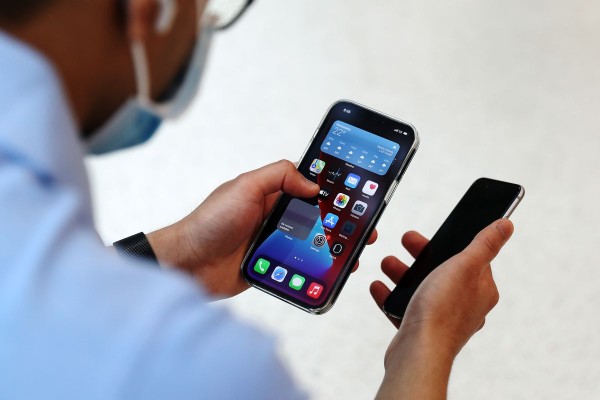 Apple va plati 113 milioane de dolari pentru acuzatiile privind incetinirea performantelor telefoanelor iPhone