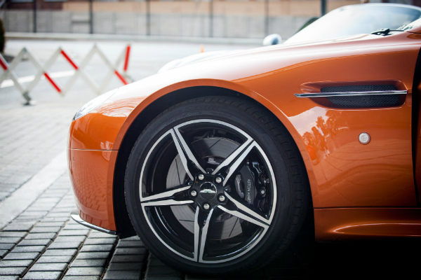Aston Martin vrea sa se listeze la bursa in octombrie. Compania ar putea fi evaluata la aproape 7 miliarde de dolari