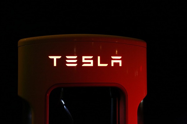 Tesla accelereaza electric si devine a doua companie auto cu cea mai mare capitalizare de piata din lume