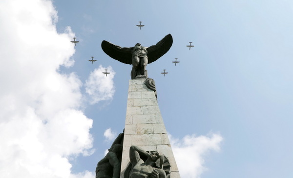 De Ziua Aviatiei Romane si a Fortelor Aeriene, La multi ani si Cer senin!