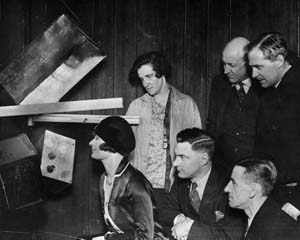 24 decembrie 1922 - BBC a transmis prima piesa de teatru radiofonic din istorie cu ocazia Craciunului