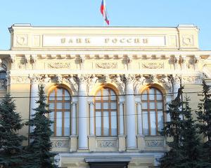 Rusia: Banca centrala nu poate avertiza bancile inainte sa le revoce licenta