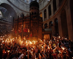 Zeci de mii de credinciosi au asistat la aprinderea Sfintei Lumini la Biserica Sfantului Mormant din Ierusalim