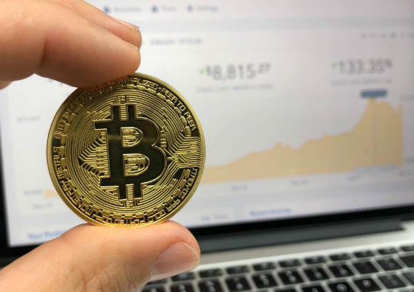 Bitcoin scade aproape de minimul anului 2018, dupa un atac cibernetic de 40 mil.Dolari