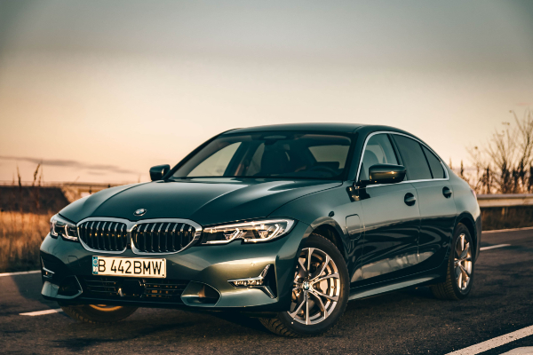 TEST DRIVE. BMW 330e (G20) - mai bun ca 330i?