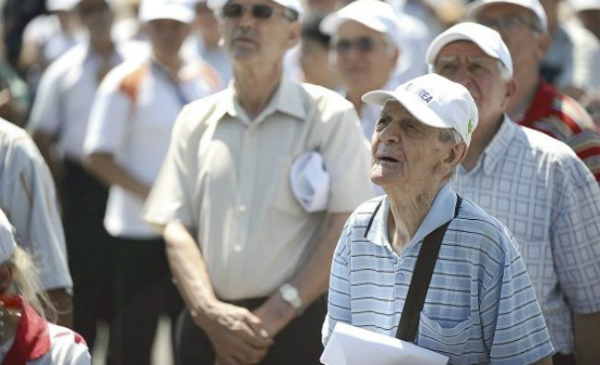 PROIECT: Pensionarii ar putea primi bonuri de masa