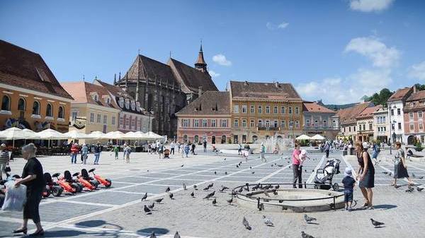 Turistii straini isi redeschid pungile si cardurile: au cheltuit in Romania peste 171 de milioane de lei