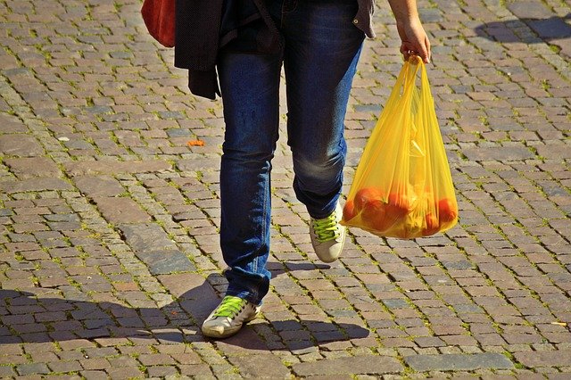 Bun venit in lumea inflatiei: familiile bogate cauta sa economiseasca bani. Nu doar oamenii saraci cumpara acum produse ieftine