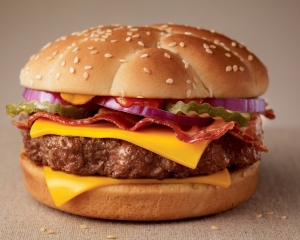 Se raceste hamburgerul la McDonald's?