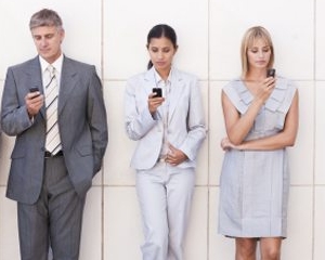 Cei mai multi angajati folosesc telefoanele mobile personale la serviciu, indiferent de politica firmei