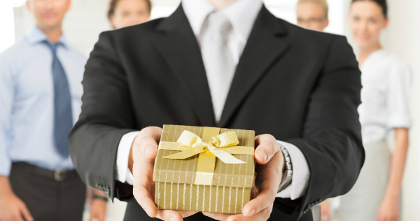 Codul bunelor maniere in business: Arta de a oferi cadouri