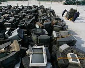Sute de calculatoare tranformate din gunoi in electronice utilizabile