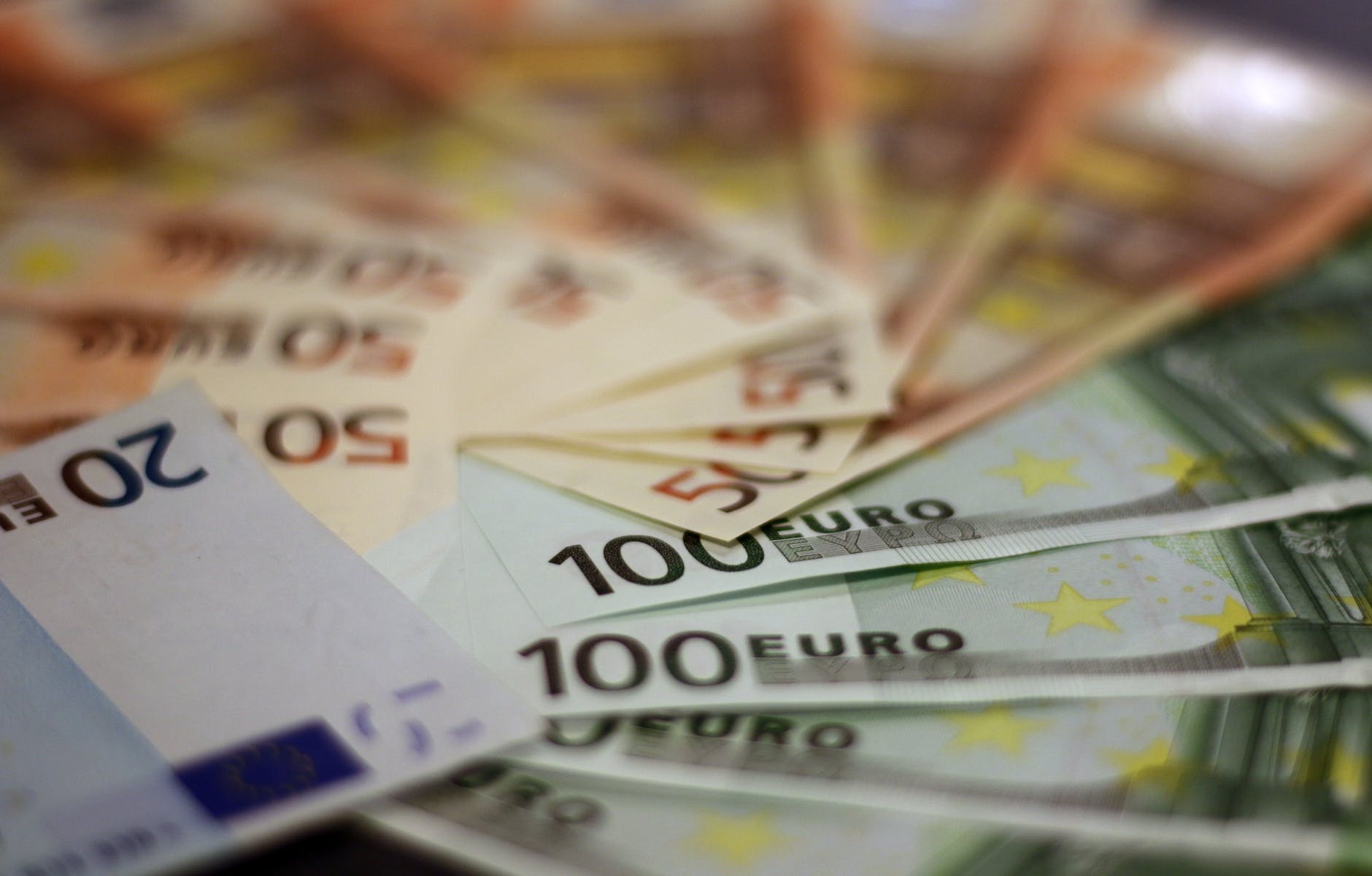 Calendarul de adoptare a monedei euro a fost amanat din nou