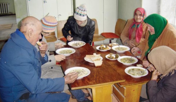 Din cauza scumpirilor, romanii ajung, in numar tot mai mare, dependenti de CANTINELE SOCIALE sau rabda de FOAME