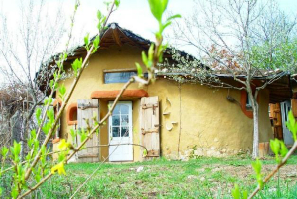 O arhitecta din Caras-Severin a construit casa 100% naturala: Intra in circuit turistic peste doua luni