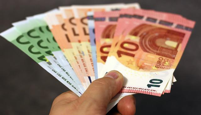 Angajatii romani castiga, in medie, aproape 4.000 de lei, bani in mana