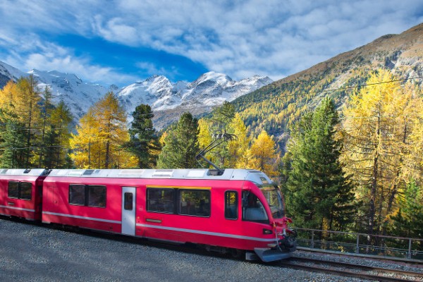 Trenurile si vagoanele CFR Calatori pot fi inchiriate in regim charter. Agentiile de turism pot vinde si bilete cu trenul