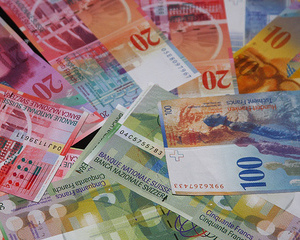 Euro si dolarul american dau inapoi, francul elvetian atinge un nou maxim