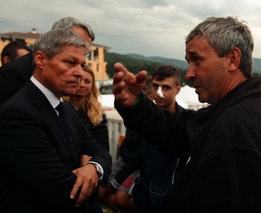 Premierul Ciolos viziteaza comunitatea de romani afectata de cutremurul din Italia