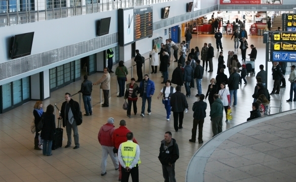 Aproape 15 milioane de pasageri pe aeroporturile Bucurestiului