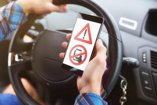 Codul Rutier 2020: Permisul auto, suspendat 30 de zile daca vorbesti la telefon cand conduci