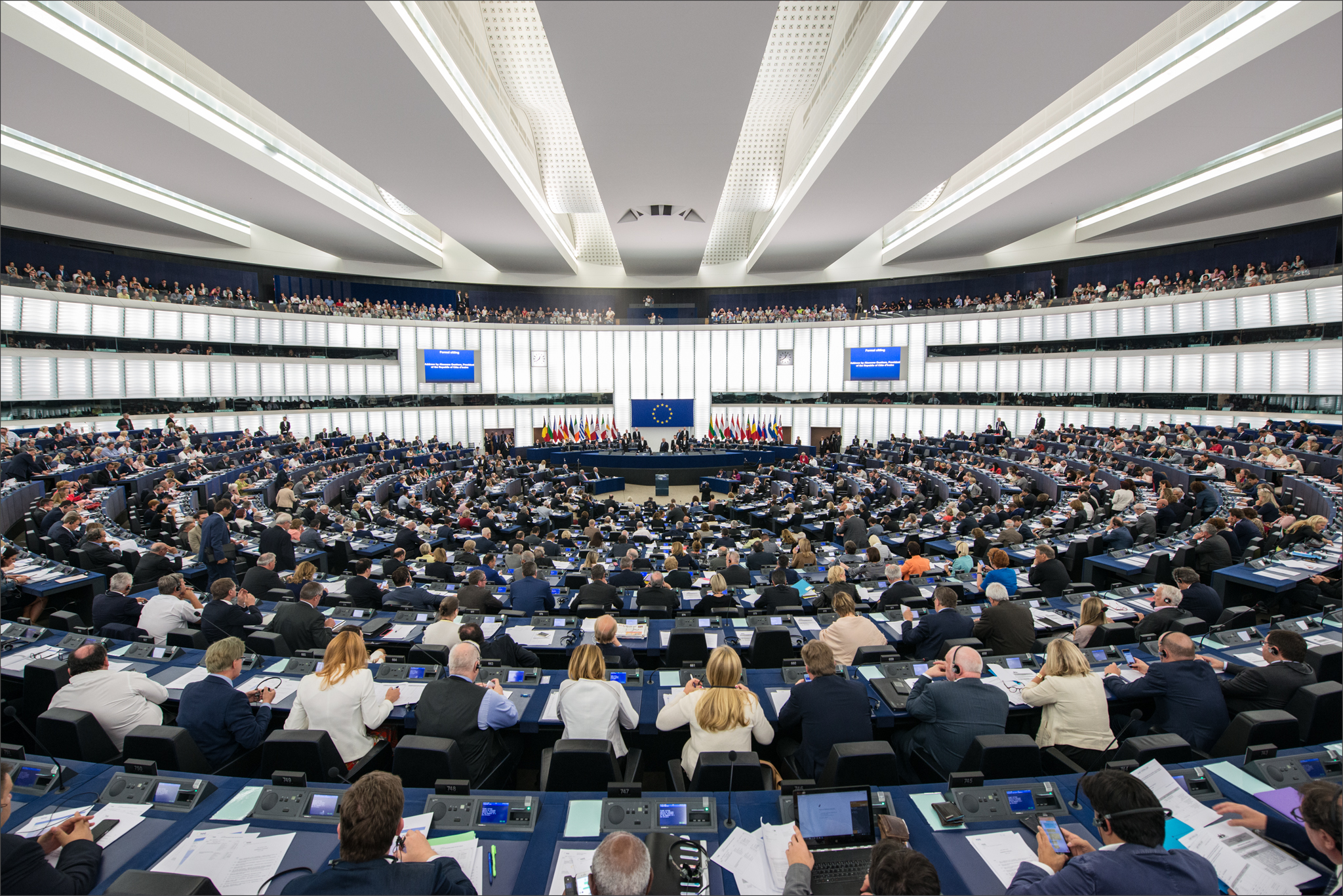 Comisia Europeana reactioneaza dupa adoptarea modificarilor la Codurile penale: Vor trebui utilizate toate mijloacele de care dispunem