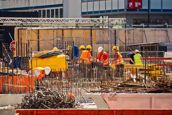Cadoul otravit de la Guvern, pentru Constructii: banii muncitorilor, in pericol