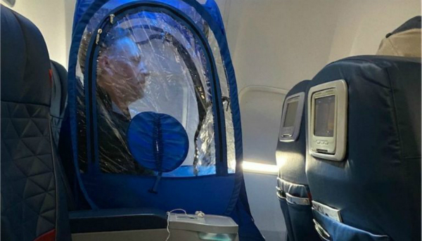 Oamenii au devenit paranoici de teama coronavirusului: Imagini surprinse la bordul unui avion