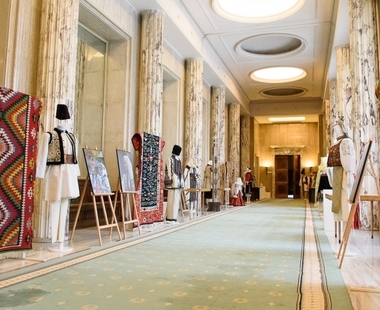 Expozitie cu obiecte populare de patrimoniu la Palatul Victoria