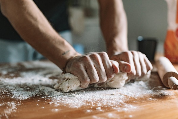 Cozonacii se intorc in vetre. De Paste, jumatate dintre romani vor prepara cozonacii in bucatariile lor