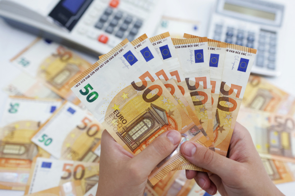 Anuntul zilei pentru milioane de romani: ce planuri are Guvernul cu salariul minim pe economie