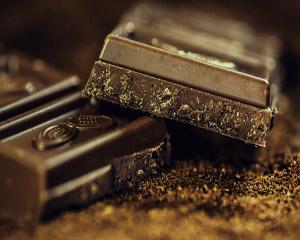 Cum ne poate face o bucatica de ciocolata neagra sa ne simtim mai bine?