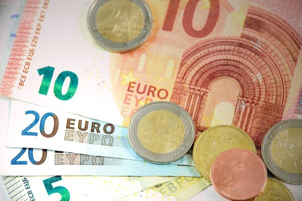 Analistii nu vad cu ochi buni 2022: inflatie mare si curs de 5,0859 lei pentru un euro, in acest an