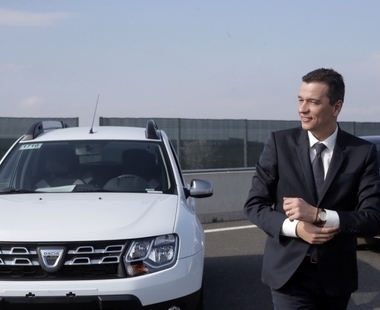 Inca un premier viziteaza Centrul Renault de la Titu si promite autostrada constructorului francez de automobile