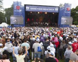 Franta: 14.000 de fani "Dacia" au fost prezenti la un picnic de proportii