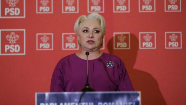 Dancila, intampinata de protestatari la Iasi: PSD atata stie: sa ne tina-n saracie