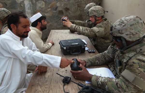 Situatie critica in Orient: Talibanii ar fi confiscat date biometrice colectate de armata SUA