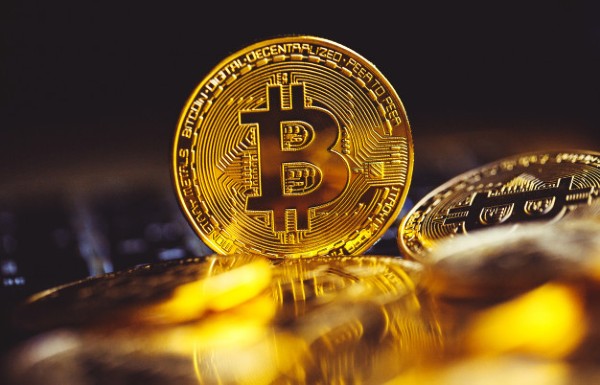 Bitcoin isi demonstreaza volatilitatea: S-a depreciat cu 14% in doar o ora