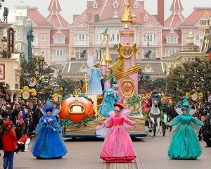 Cati bani poate cheltui un print saudit in trei zile la Disneyland  Paris