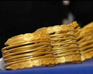 Bratarile si monedele dacice furate acum 15 ani, transmise Muzeului National de Istorie