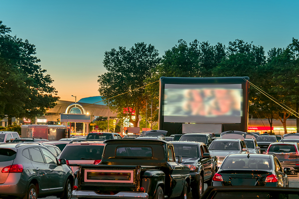 Pandemia aduce in Romania moda cinematografelor drive-in. ANCOM licentiaza transmisiile pentru evenimente de tip drive-in