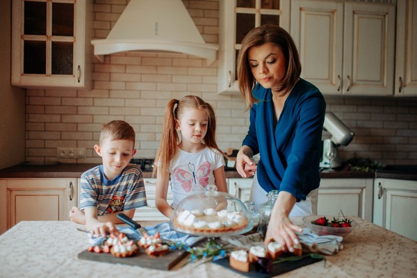 Parintii si statul ar trebui sa fie foarte ingrijorati: 65% dintre copii consuma dulciuri zilnic