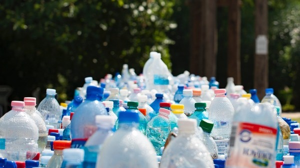 Uniunea Europeana va interzice anumite articole de unica folosinta din plastic