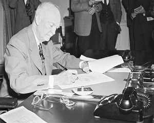 7 aprilie 1954: presedintele Eisenhower lanseaza faimoasa teorie a "principiului dominoului"