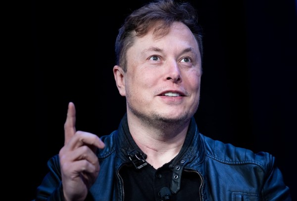 Elon Musk a devenit cea mai bogata persoana din lume, in ziua in care actiunile Tesla au depasit valoarea actiunilor Facebook