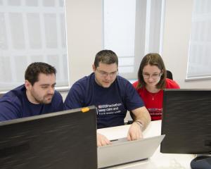 eMAG a lansat Hackathon. Mai intai, pentru angajati, apoi, la nivel national