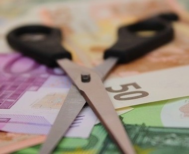 Cursul euro franeaza usor, la 4,6665 lei