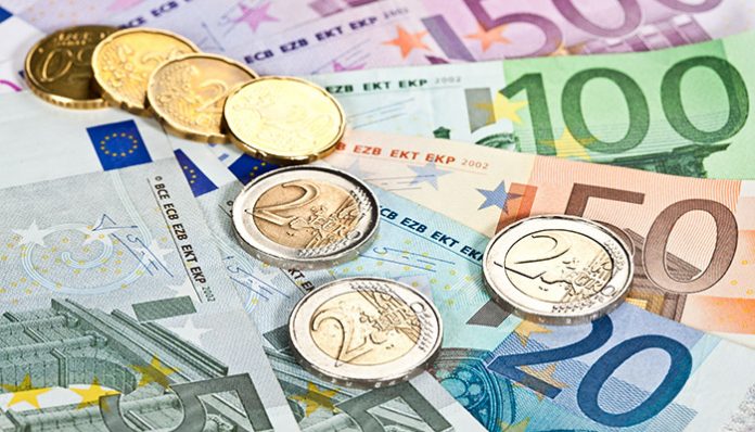 Analistii se asteapta ca euro sa se apropie periculos de pragul de 5 lei, in 2020