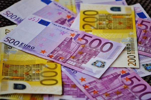 Se anunta o toamna furtunoasa pentru Euro si dolar. Cum se va adaposti leul de o posibila recesiune?